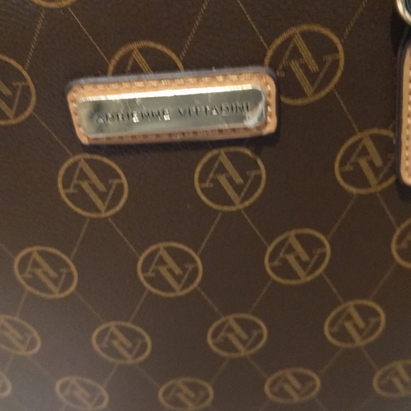 Beautiful tote by Adrianna Vittadini 🍀🍀 - Picture 5 of 8